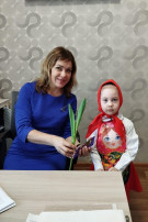 Малыши поздравляют сотрудников Малыши поздравляют сотрудников.